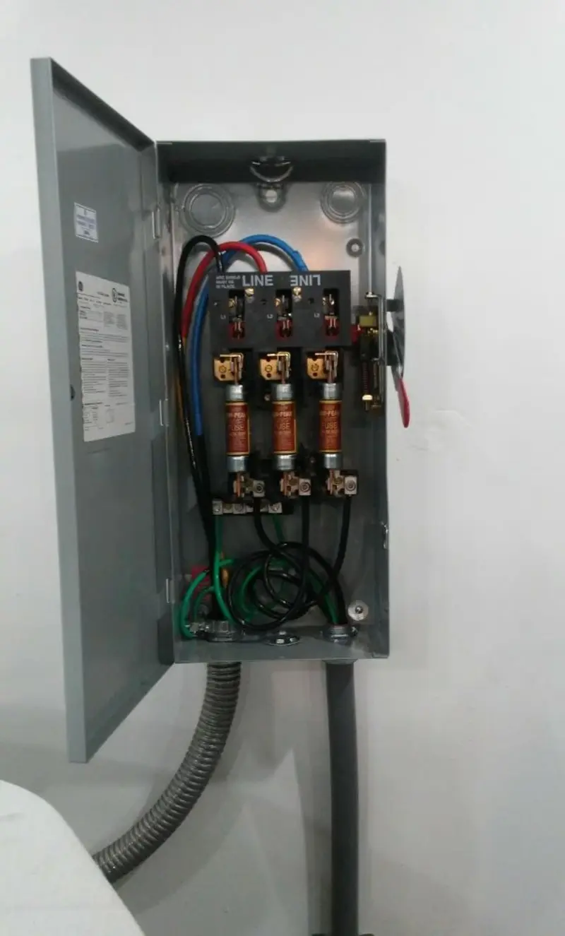 Three-phase disconnect switch installed for Smoke Detector Installation in Buena